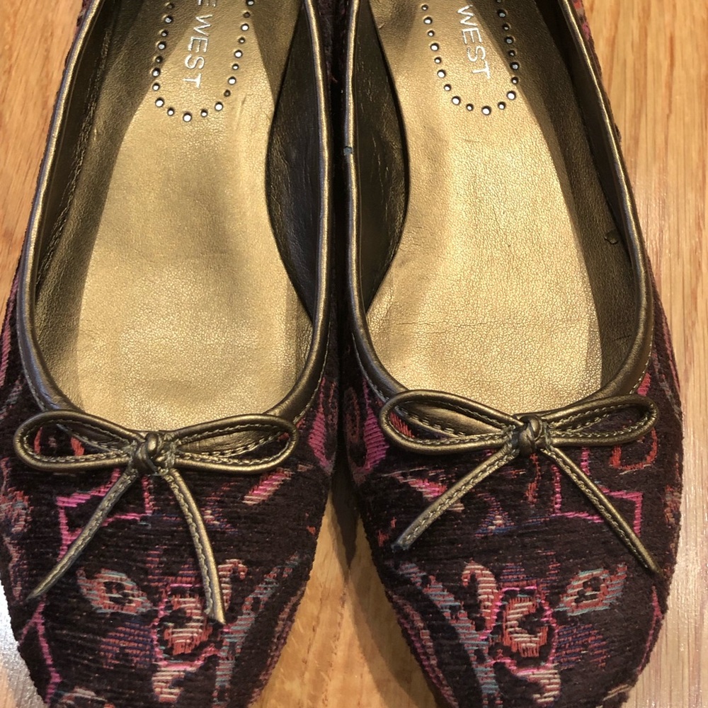 NINE WEST PAISLEY BROWN FABRIC KITTEN HEELS